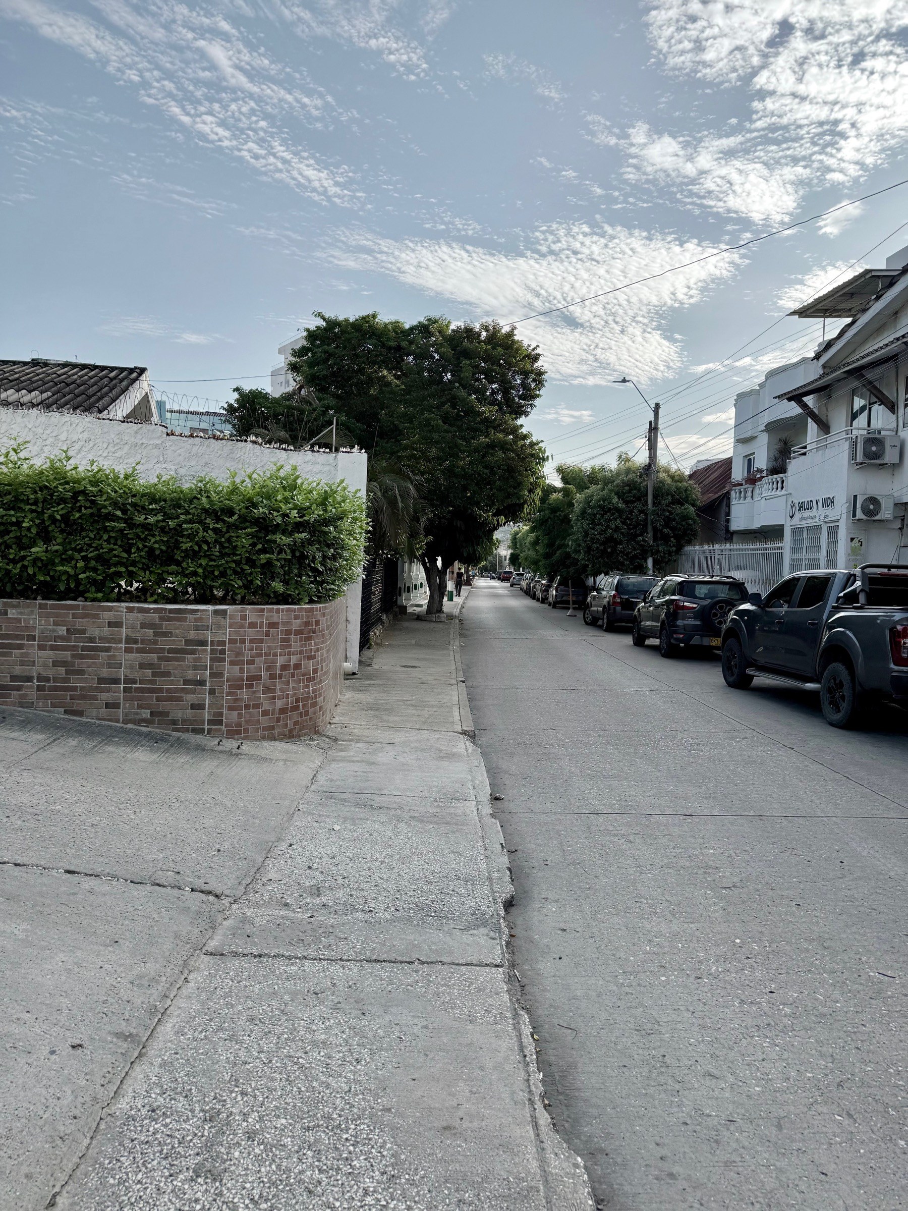 Una calle tranquila durante el camino al colegio