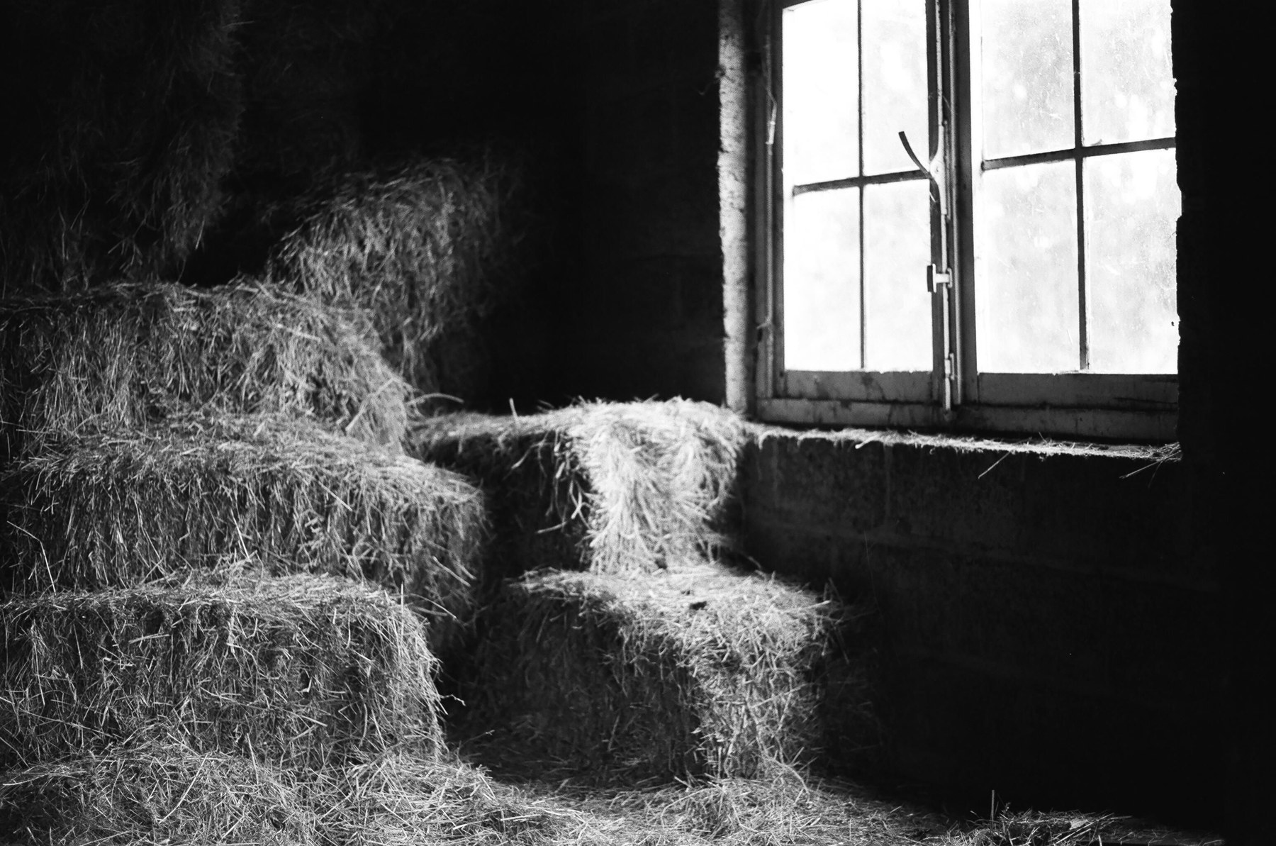 Fardos de paja apilados junto a una ventana